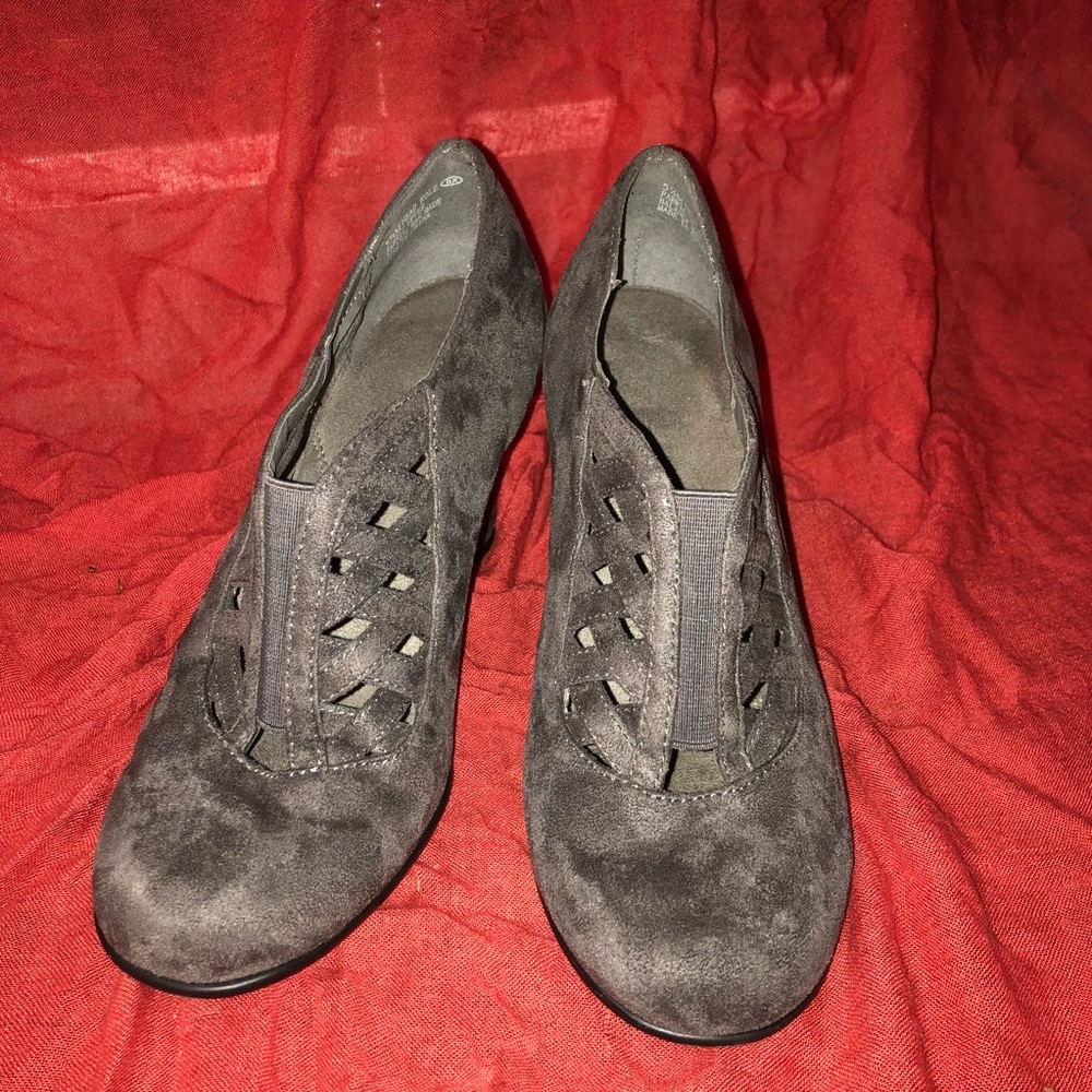 Brand new Aerosoles taupe/grey suede heels SZ 6!!!